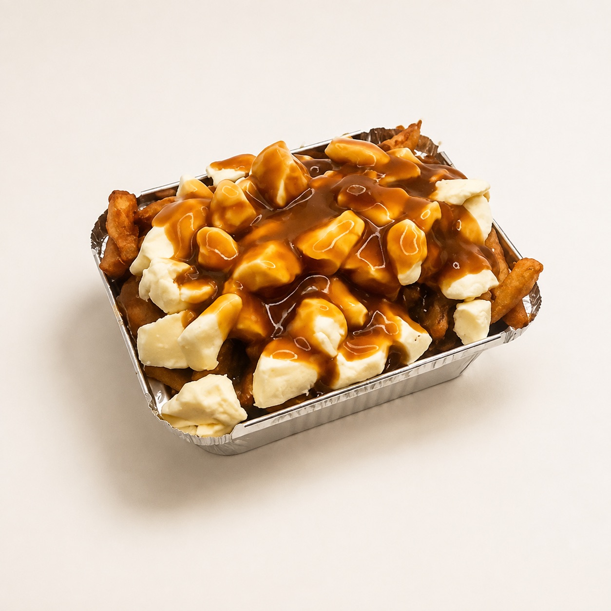 Poutine de la Cantine Ti-Wick avec fromage en grains sur le dessus et sauce